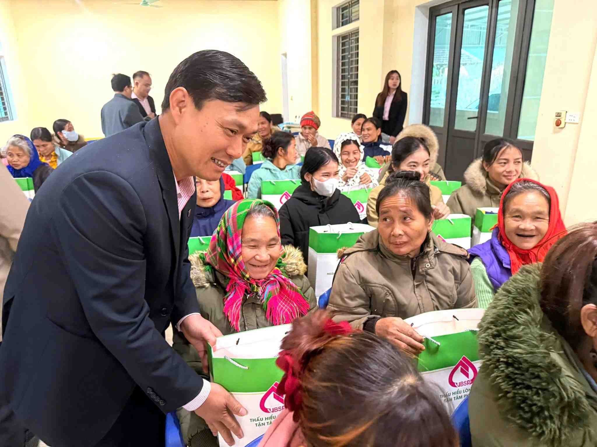 Mr. Tran Duy Dong - Chairman of the Trade Union of the Vietnam Bank for Social Policies - presents Tet gifts to poor households and policy families in Quy Chau commune, Nghe An province. Photo: Ngoc Anh