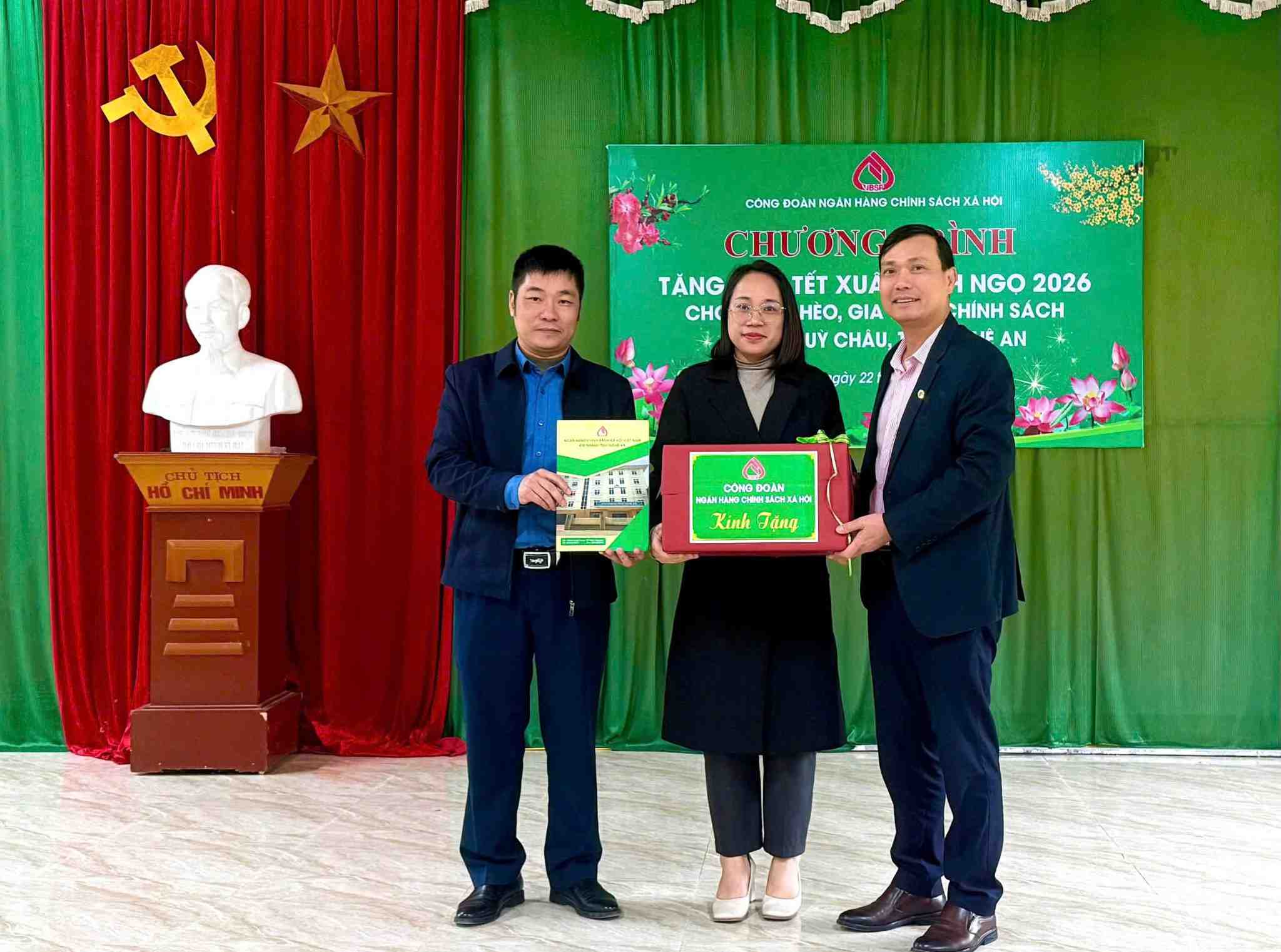 Ong Tran Duy Dong – Chu tich Cong doan Ngan hang Chinh sach xa hoi (ben phai) – trao qua va tang sach cho dai dien dia phuong tai chuong trinh “Tang qua Tet Xuan Binh Ngo 2026 cho ho ngheo, gia dinh chinh sach” to chuc tai huyen Quy Chau, tinh Nghe An. Anh: Ngoc Anh