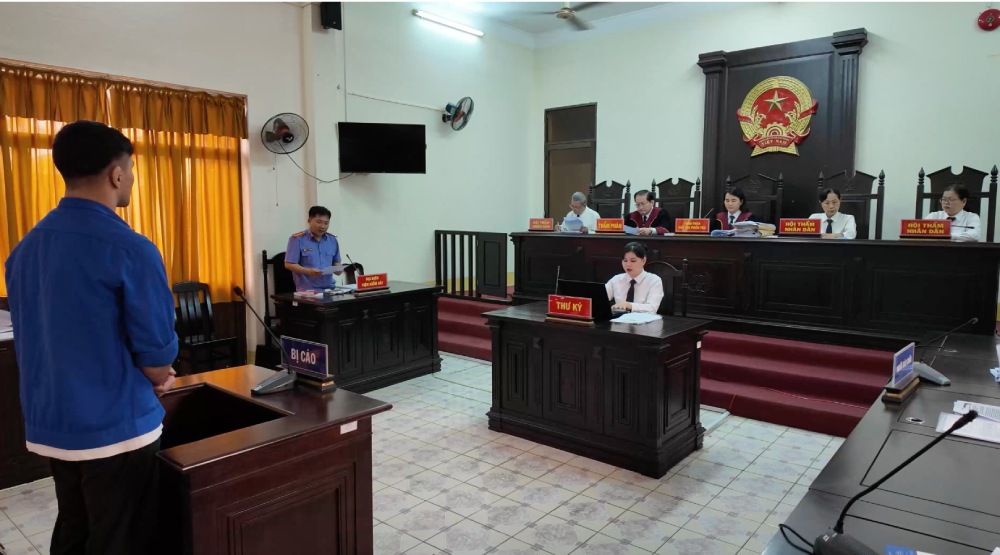 Odiljon a apporte de faux dollars americains a Phu Quoc pour les utiliser.