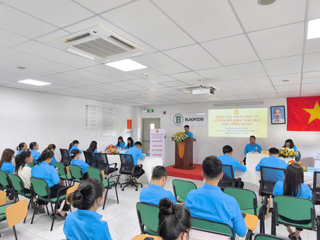 Le syndicat de base de la societe a responsabilite limitee B'Laofood (zone industrielle de Loc Son, province de Lam Dong) assure l'emploi et prend soin de la vie, reliant les travailleurs. Photo: Lam Duc