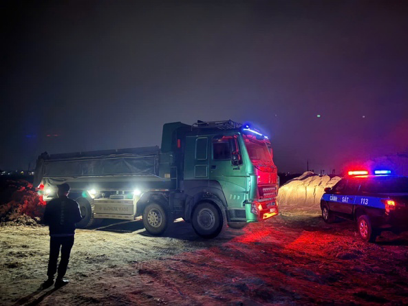 작업반은 빈민사에서 건축 자재를 버리는 트럭을 현장에서 적발했습니다. 사진: 하노이 공안