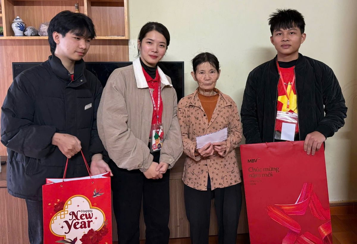 25 suat qua tri gia 500.000 dong duoc trao den nguoi gia, nguoi benh. Ảnh: Tieu Vu