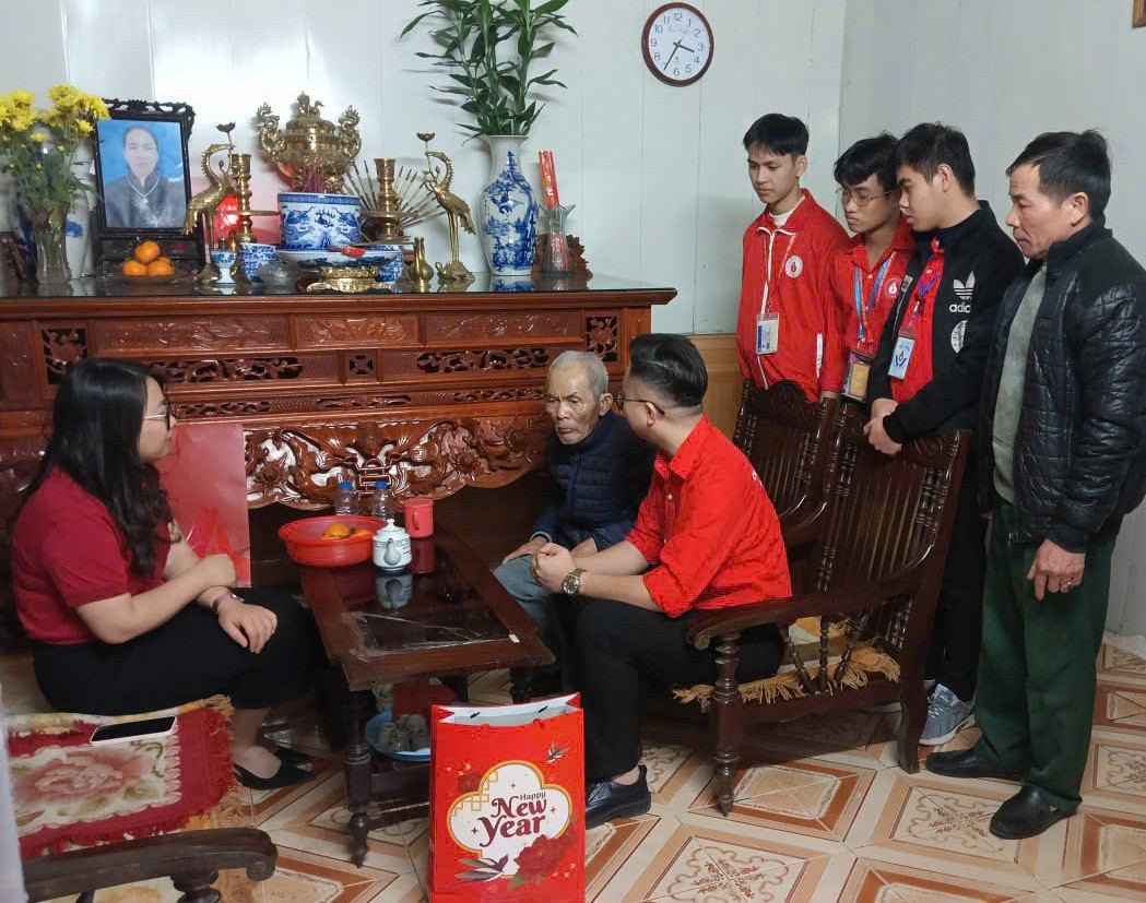 Ong Thoai xuc dong don doan den tham hoi, dong vien, tang qua Tet. Ảnh: Tieu Vu