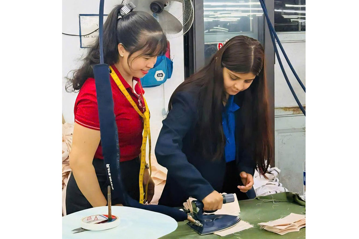 Ms. Vu Thi Thu Huyen guides Indian tourists to visit and experience at Mien Trung Enterprise, February 2025. Photo: Quynh Chi