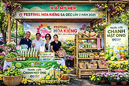 Mr. Le Van Nam (left photo) welcomes delegations of visitors to visit the booth displaying value-added products from lemons of the Cooperative. Photo: Character provided