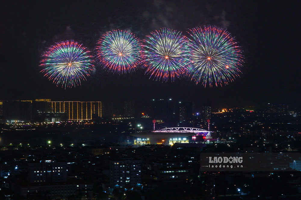 제14차 당 대회를 기념하는 불꽃놀이는 1월 23일 저녁 미딘에서 열린 예술 프로그램의 하이라이트이며, 6차례의 예술 불꽃놀이와 고고도 불꽃놀이가 프로그램 종료를 알렸습니다. 사진: 하이 응우옌