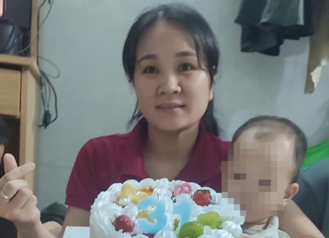 Ms. Den Thi Dieu Van was given a plane ticket by the Trade Union to return to her hometown for Tet. Photo: NVCC