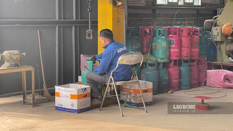 Nhan vien dang lam lai van khoa binh gas. Anh: Dinh Dai