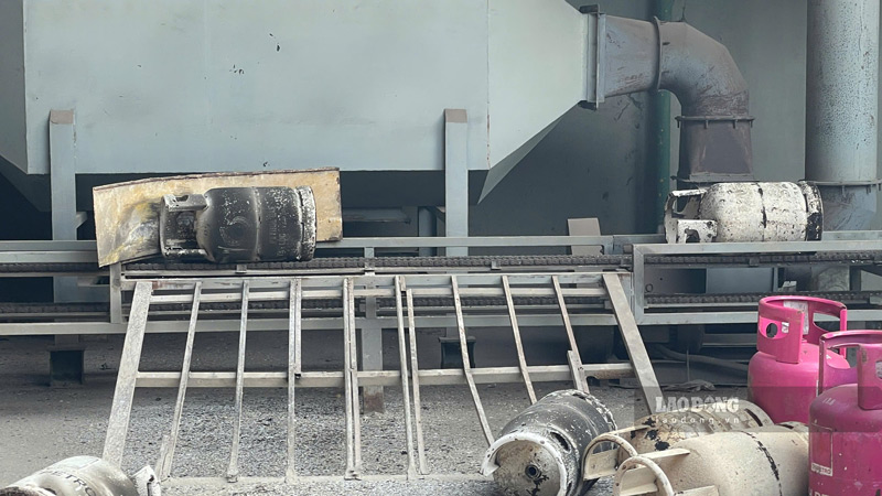 Loat vo binh gas duoc dot trong lo nhung chua duoc cap phep, tiem an nguy co chay no. Anh: Dinh Dai