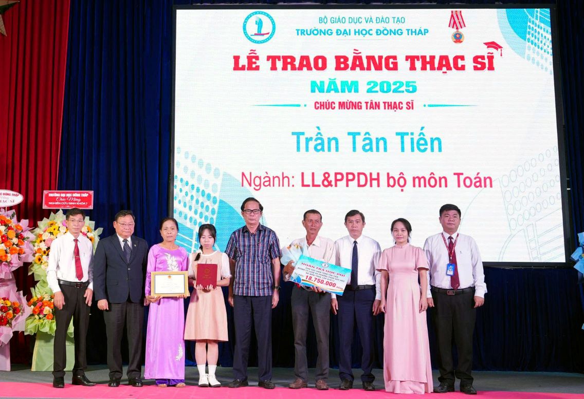 Hieu truong va lanh dao Truong Dai hoc Dong Thap tang Giay khen, trao Bang thac si va hoan hoc phi cho gia dinh tan thac si kem may man Tran Tan Tien. Anh: DThU