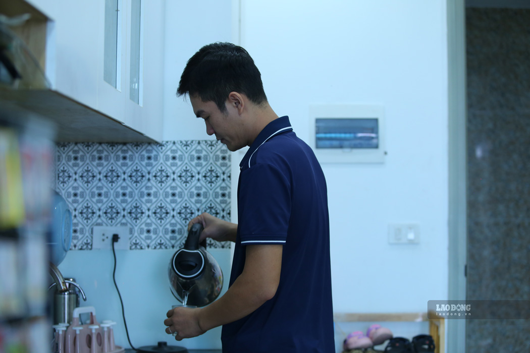 Anh Nguyen Dinh Ton trong can ho tai du an nha o xa hoi Lan Hung. Anh: Van Truong