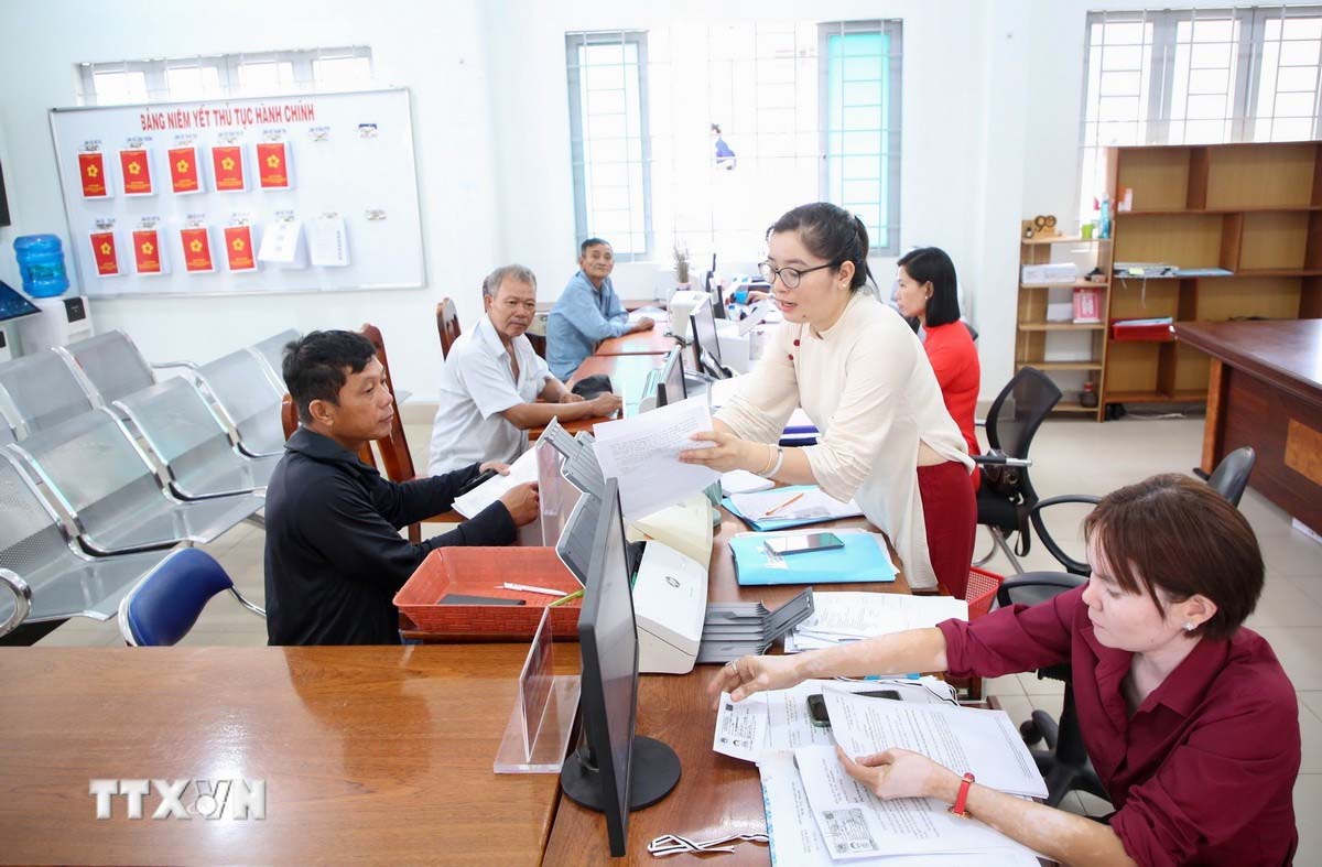 Cong tac tiep nhan, giai quyet thu tuc hanh chinh theo co che “mot cua”, “mot cua lien thong” tai Trung tam phuc vu Hanh chinh cong xa Tan Dong, tinh Tay Ninh. (Anh: Giang Phuong/TTXVN)