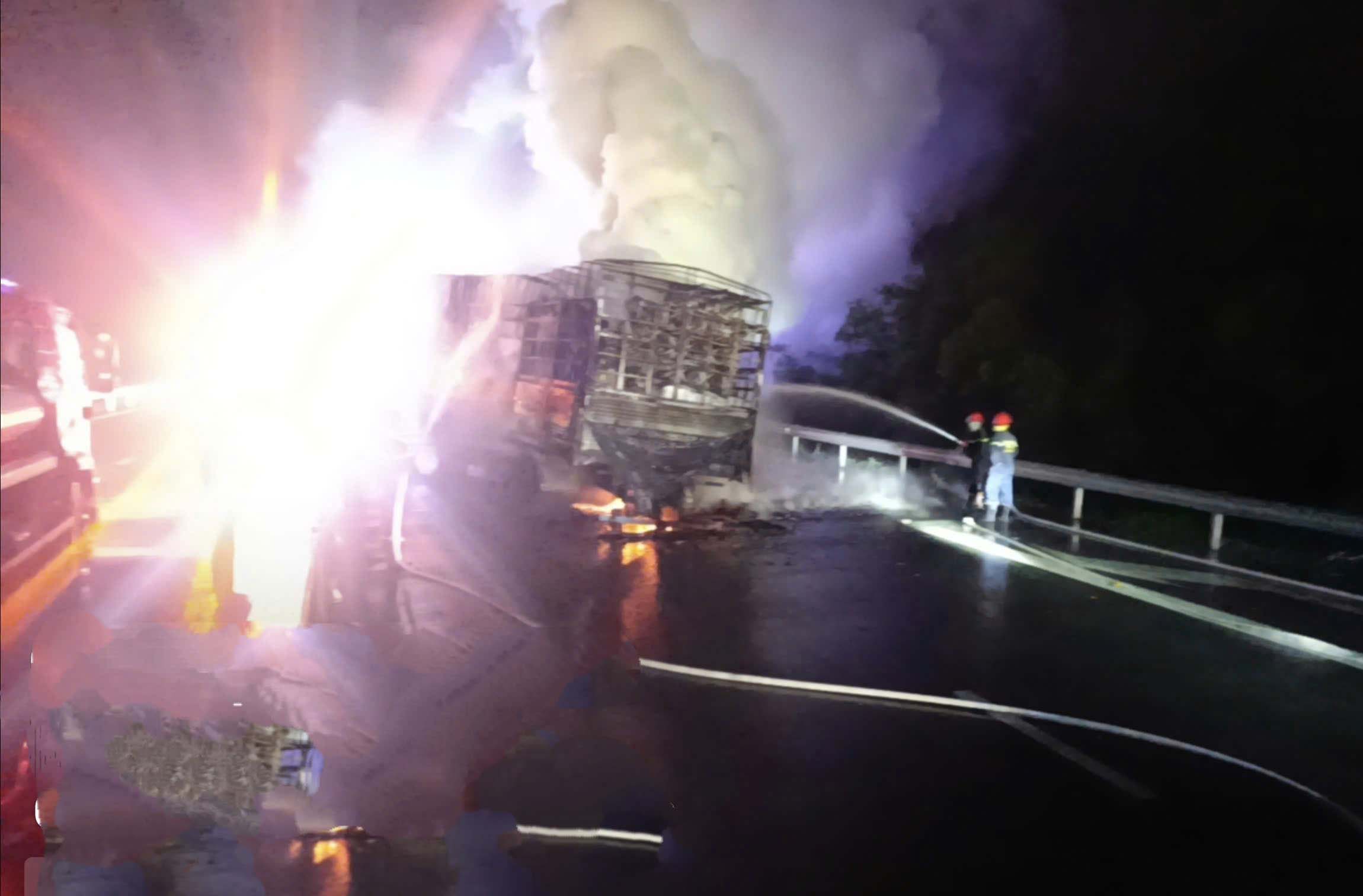 Firefighters spray water to put out a truck on the highway in Ha Tinh. Photo: Duc Tuan