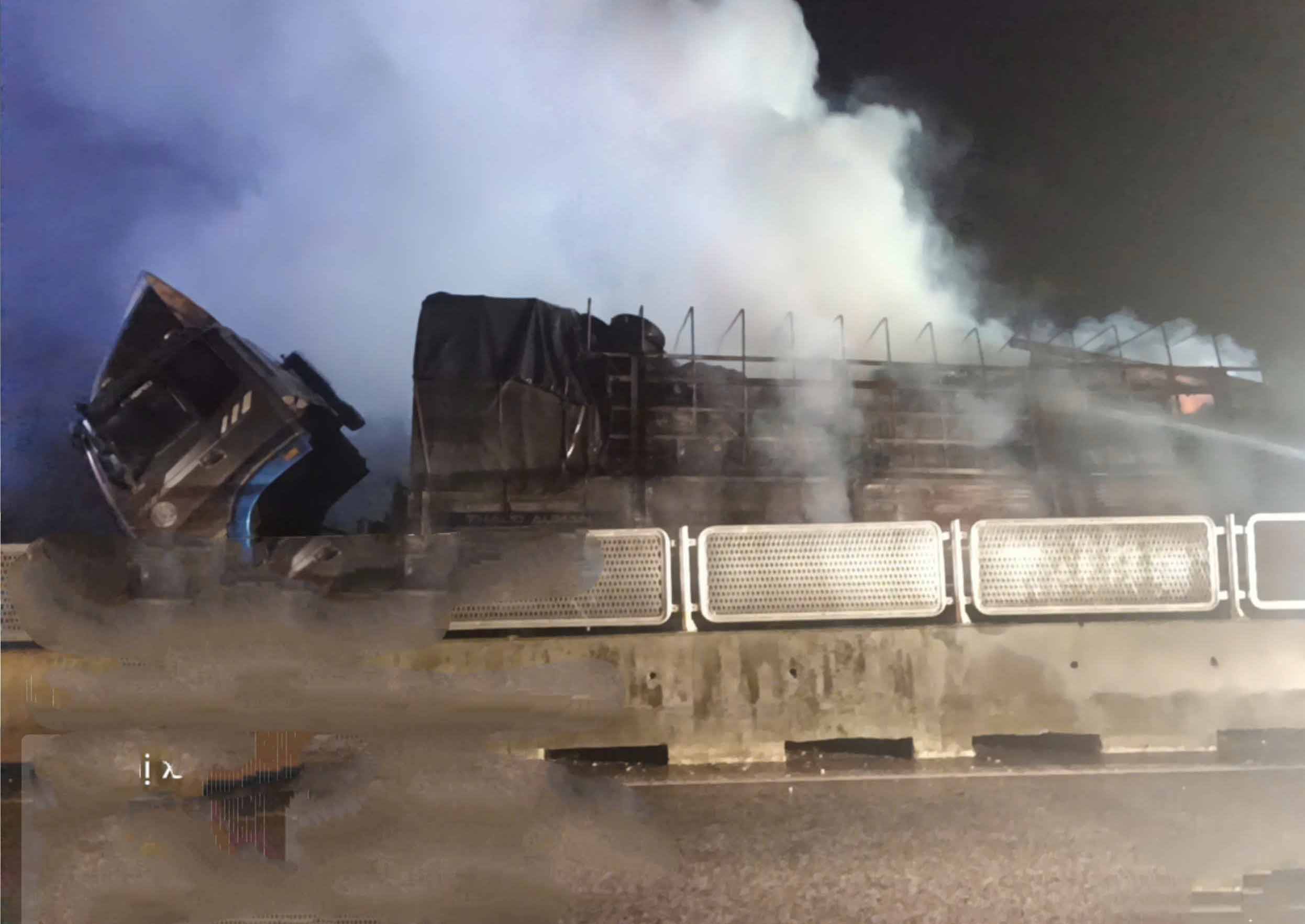 Chiec xe tai bi chay. Anh: Duc Tuan.