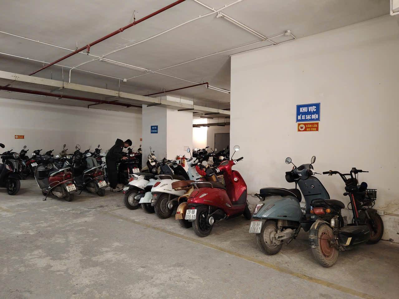 From limitations, many apartment buildings have arranged separate parking areas for electric motorbikes. Photo: Xuyen Dong