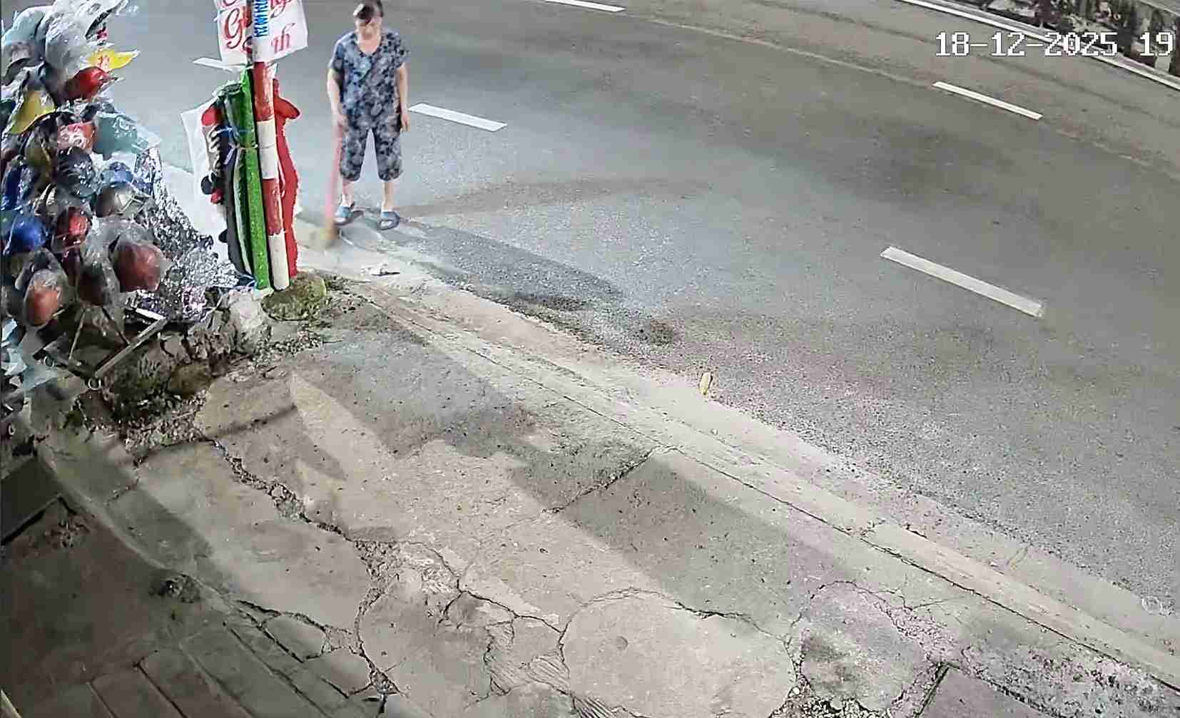 Chính quyền vào cuộc khi hàng xóm quét rác sang nhà bên cạnh. Ảnh: Bình Quý