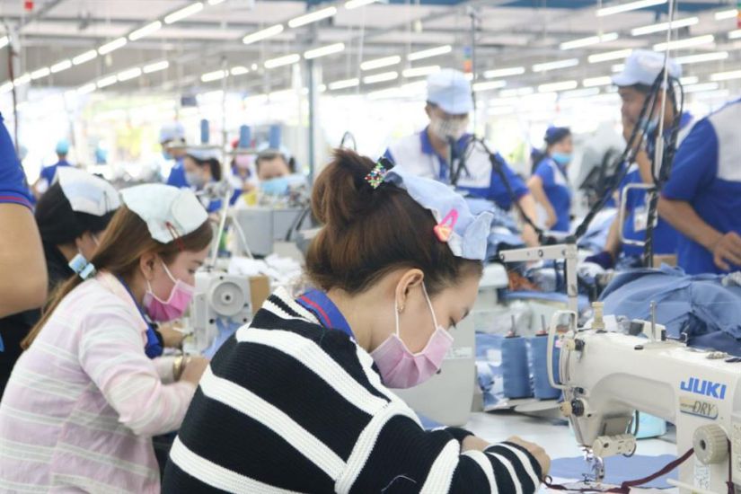 Overtime helps workers improve their income. Photo: Bich Ngoc