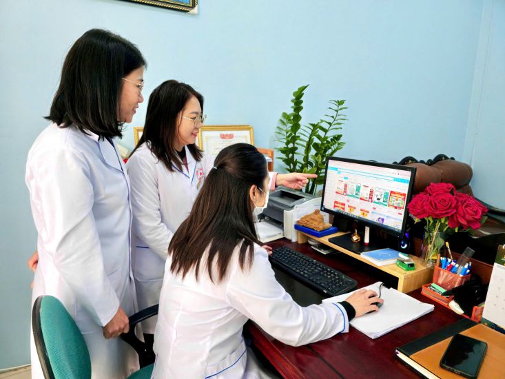 Trade union members of the Cao Loc area TTYT grassroots trade union shop at the "Trade Union Tet Market". Photo: Hoang Nhu