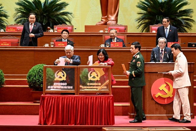 Standing Vice Chairman of the National Assembly Do Van Chien and Chairman of the Central Committee of the Vietnam Fatherland Front Bui Thi Minh Hoai vote to elect the 14th Central Committee of the Party. Photo: VNA