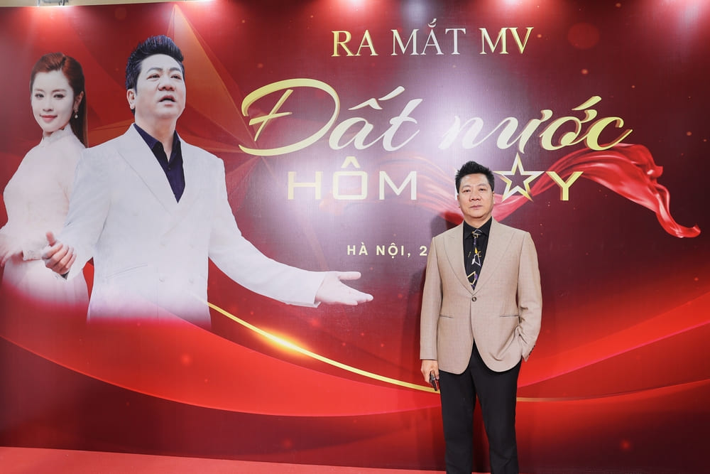 People's Artist Quoc Hung introduces the MV "Country Today" on the occasion of the 14th Party Congress. Photo: Character provided