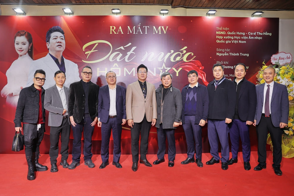 Nhieu dong nghiep den chuc mung NSND Quoc Hung va nh