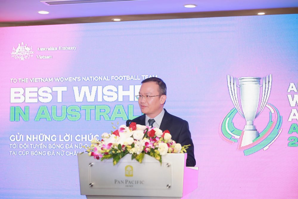 Ong Nguyen Hong Minh gui loi cam on Dai su quan Australia. Anh: VFF