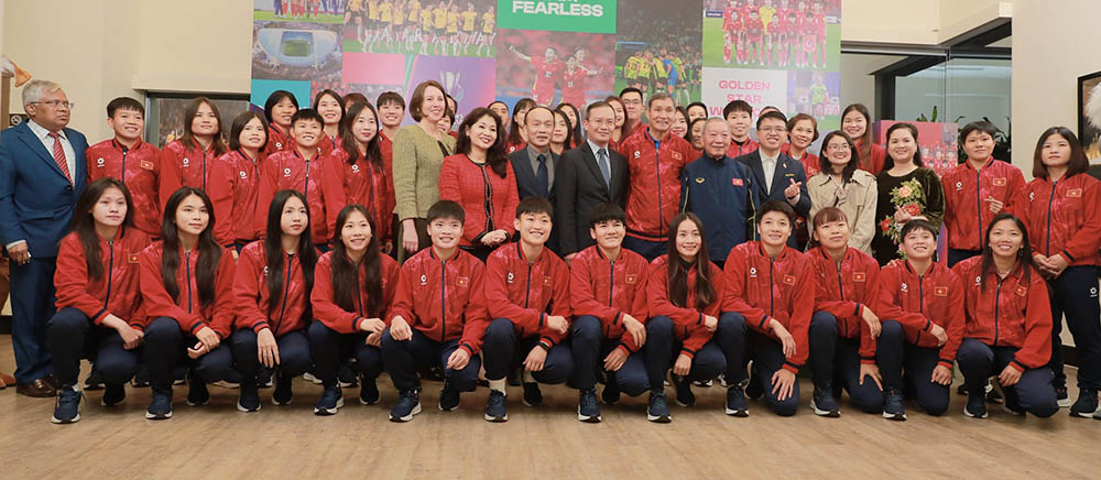 Cac dai bieu chup anh luu niem cung doi tuyen nu Viet Nam. Anh: VFF