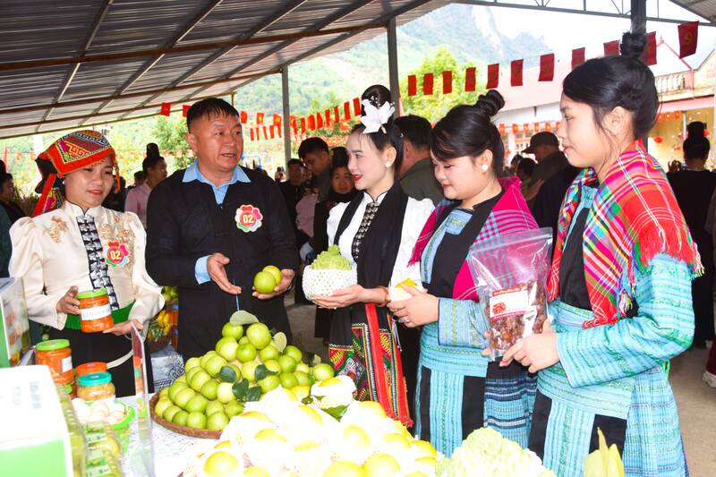 Nguoi dan va du khach tham quan gian hang nong nghiep xa Muong Bu. Anh: Nhat Minh