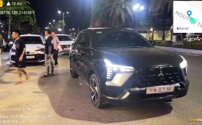 The car stopped in the middle of Nguyen Trung Tin street (Quy Nhon Nam ward, Gia Lai) on the evening of January 16. Photo: Police