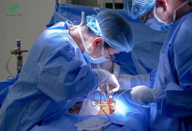 Cardiopulmonary resuscitation doctors successfully treat a patient with cardiac arrest. Graphic photo: BVCC