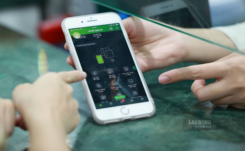 If the customer's phone has been tampered with with the operating system (Root for Android or Jailbreak for iOS) or the bootloader protection mechanism has been unlocked, the bank application will refuse to operate. Illustration photo: Hai Nguyen.