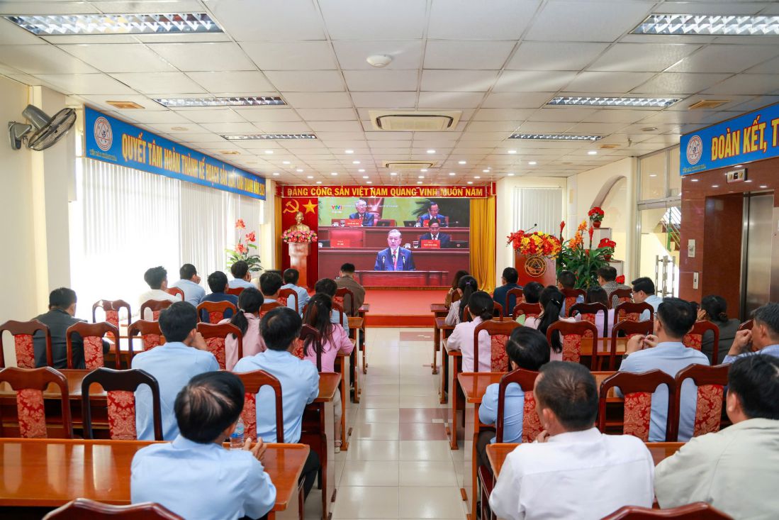 Can bo, dang vien Cong ty TNHH Nha nuoc MTV Yen sao Khanh Hoa doi theo le khai mac Dai hoi dai bieu toan quoc lan thu XIV cua Dang qua man hinh sang ngay 20.1. Anh: Phuong Linh