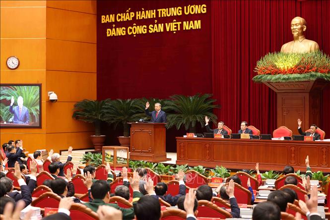 Party and State leaders vote to elect the 14th Central Committee of the Party. Photo: VNA