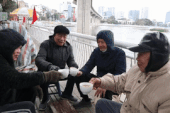 Cold air covers Hanoi, people find ways to keep warm