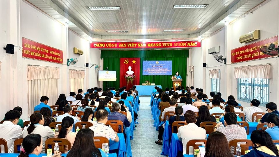 Overview of the conference to propagate, study, and thoroughly grasp the Resolution of the Vinh Long Provincial Trade Union Congress for the term 2025-2030. Photo: Hoang Loc