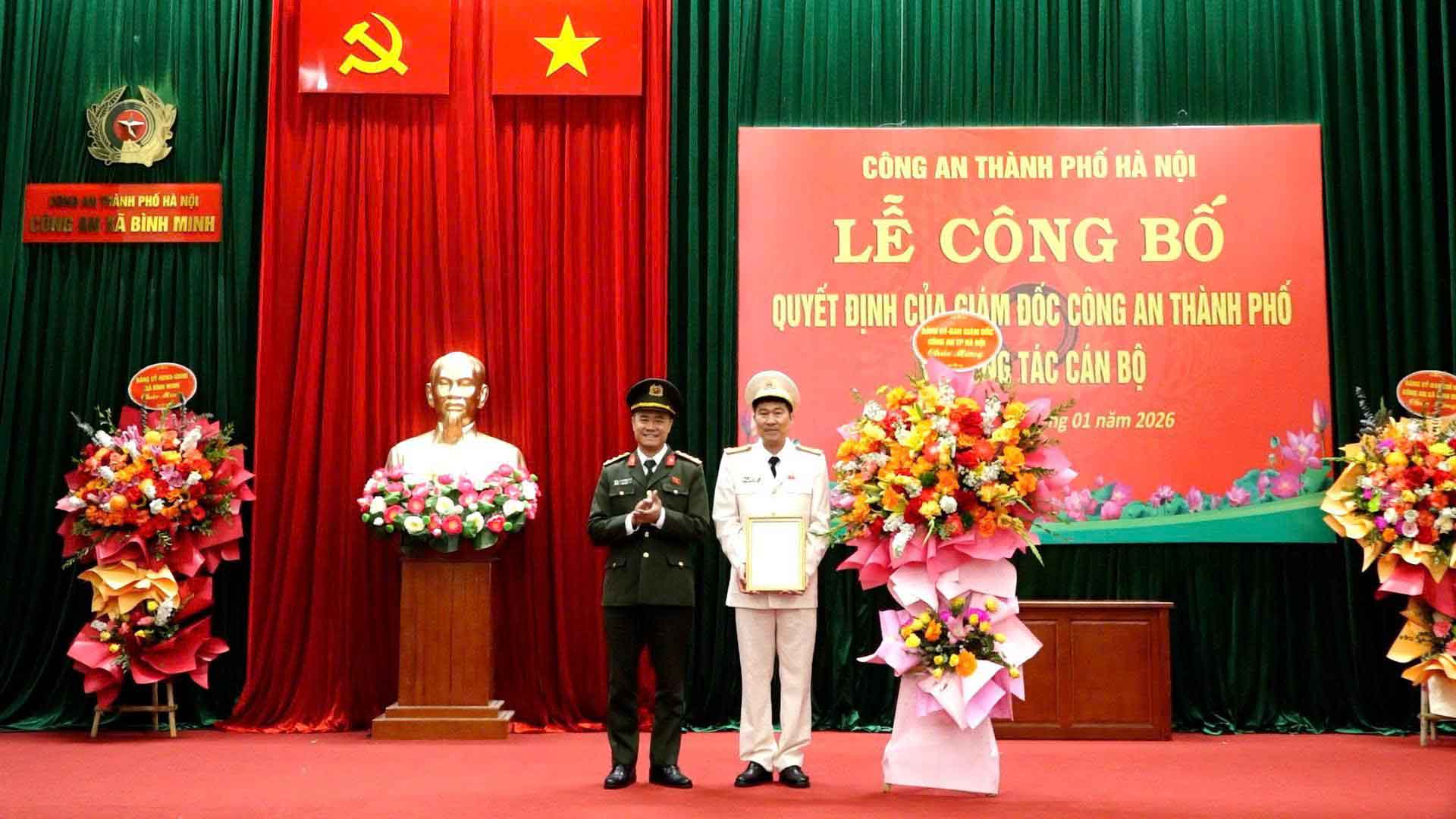 Colonel Nguyen Ngoc Quyen - Deputy Director of Hanoi City Police presents the Decision to the new Head of Binh Minh Commune Police. Photo: Hanoi Police