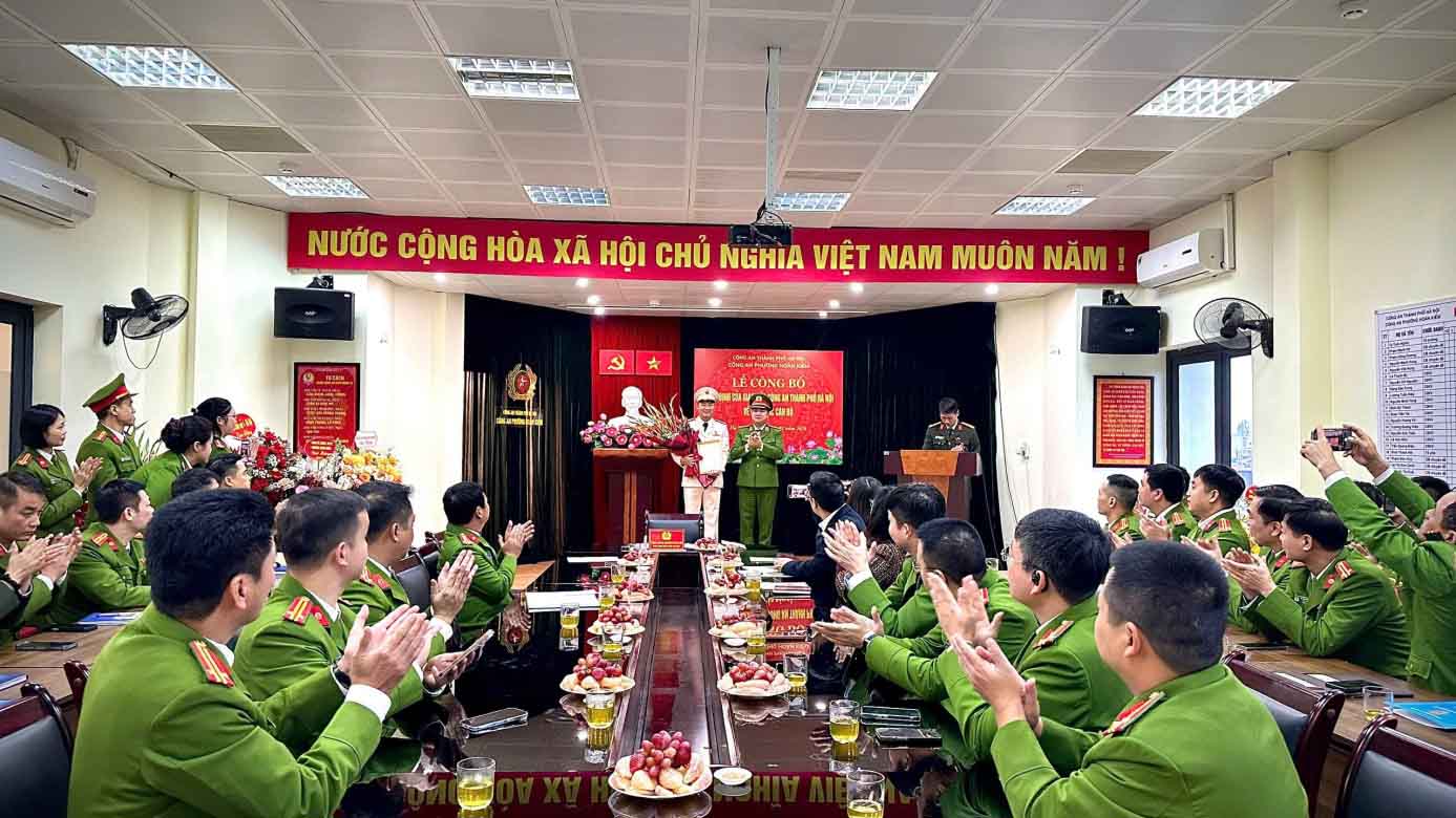 Thieu tuong Duong Duc Hai, Pho Giam doc CATP Ha Noi trao Quyet dinh va tang hoa chuc mung Thuong ta Nguyen Quang Hoi. Anh: Cong an Ha Noi   