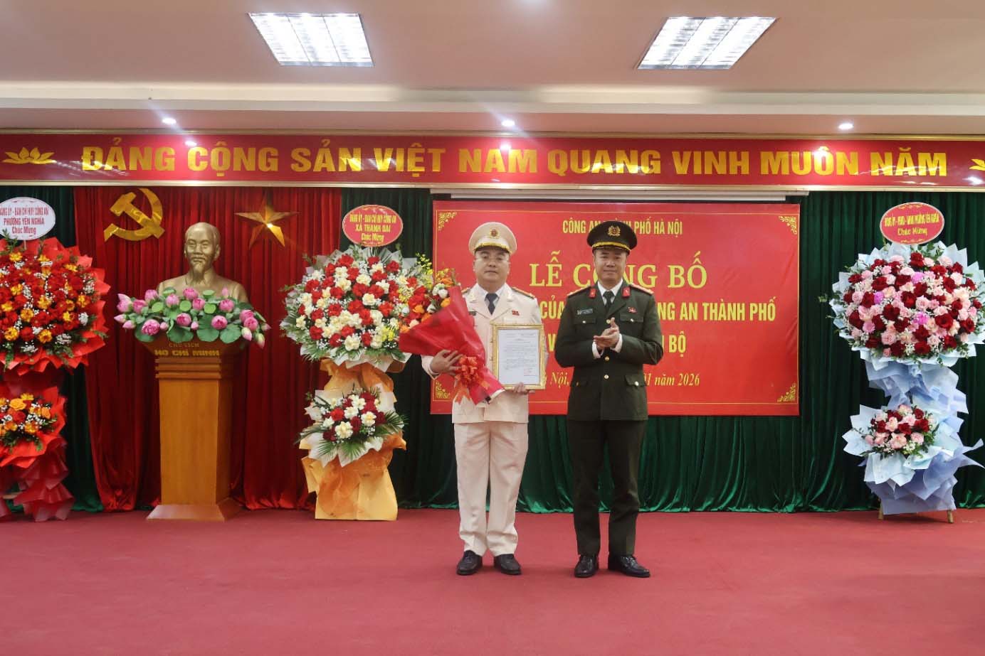 Dai ta Nguyen Ngoc Quyen, Pho Giam doc CATP trao Quyet dinh cho dong chi Trung ta Giang Thanh Tuyen. Anh: Cong an Ha Noi   