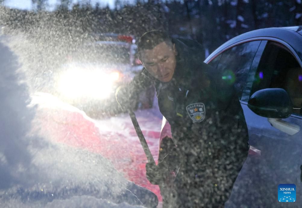 L'air froid provoque de fortes chutes de neige au Xinjiang, en Chine, le 16 janvier 2026. Photo: Xinhua