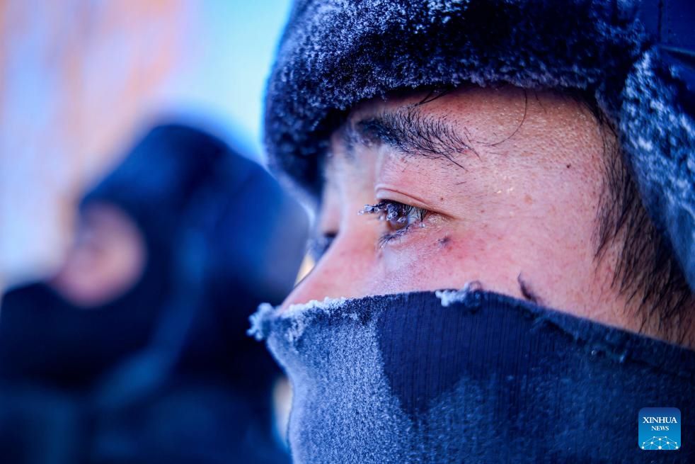 Bang gia bam kin long mi va khau trang cua mot nhan vien tram dien o Tan Cuong, Trung Quoc, ngay 16.1.2026. Anh: Xinhua