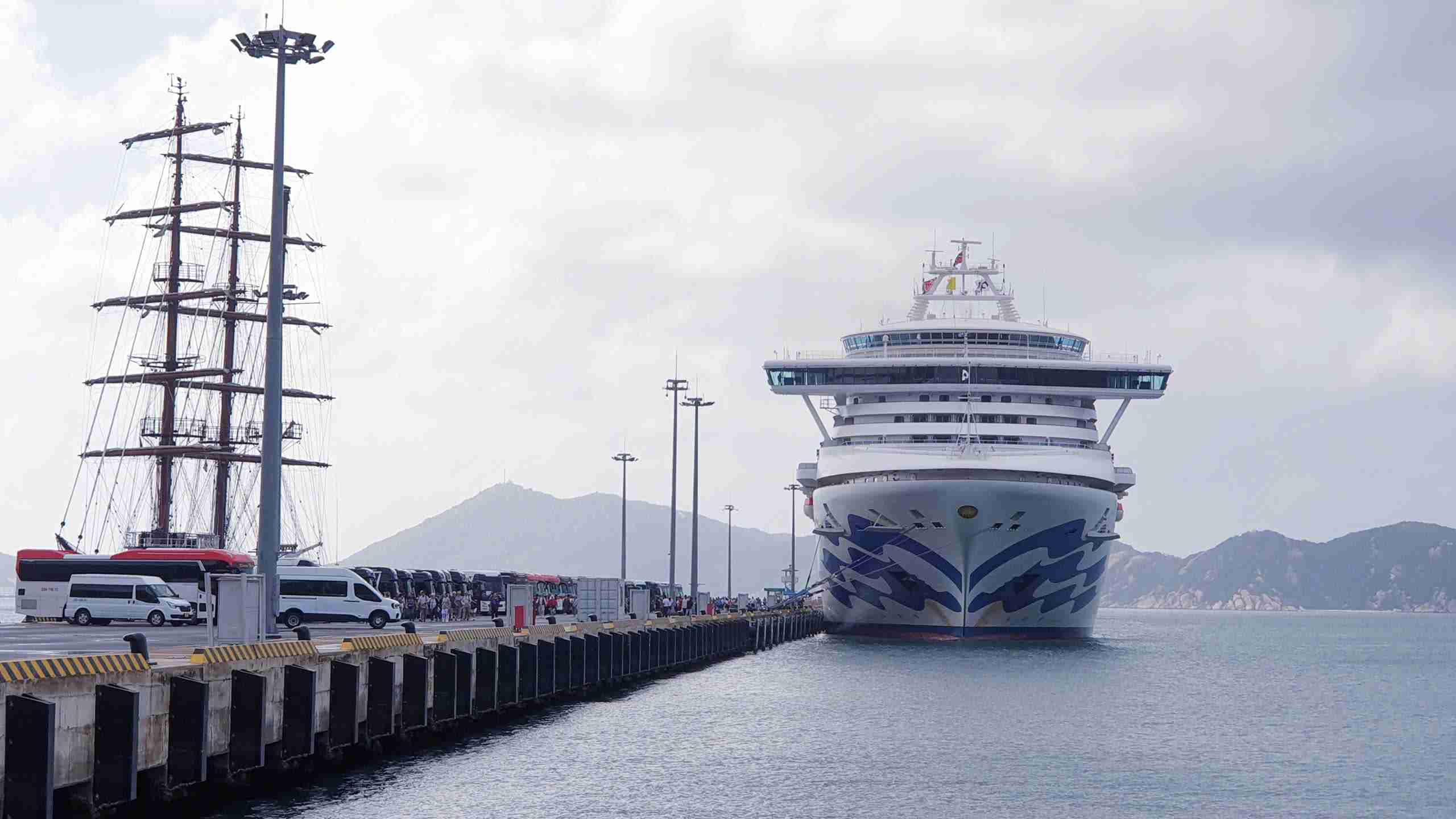 Tau bien quoc te mang ten Diamond Princess den cap Cang quoc te Cam Ranh. Anh: Huu Long