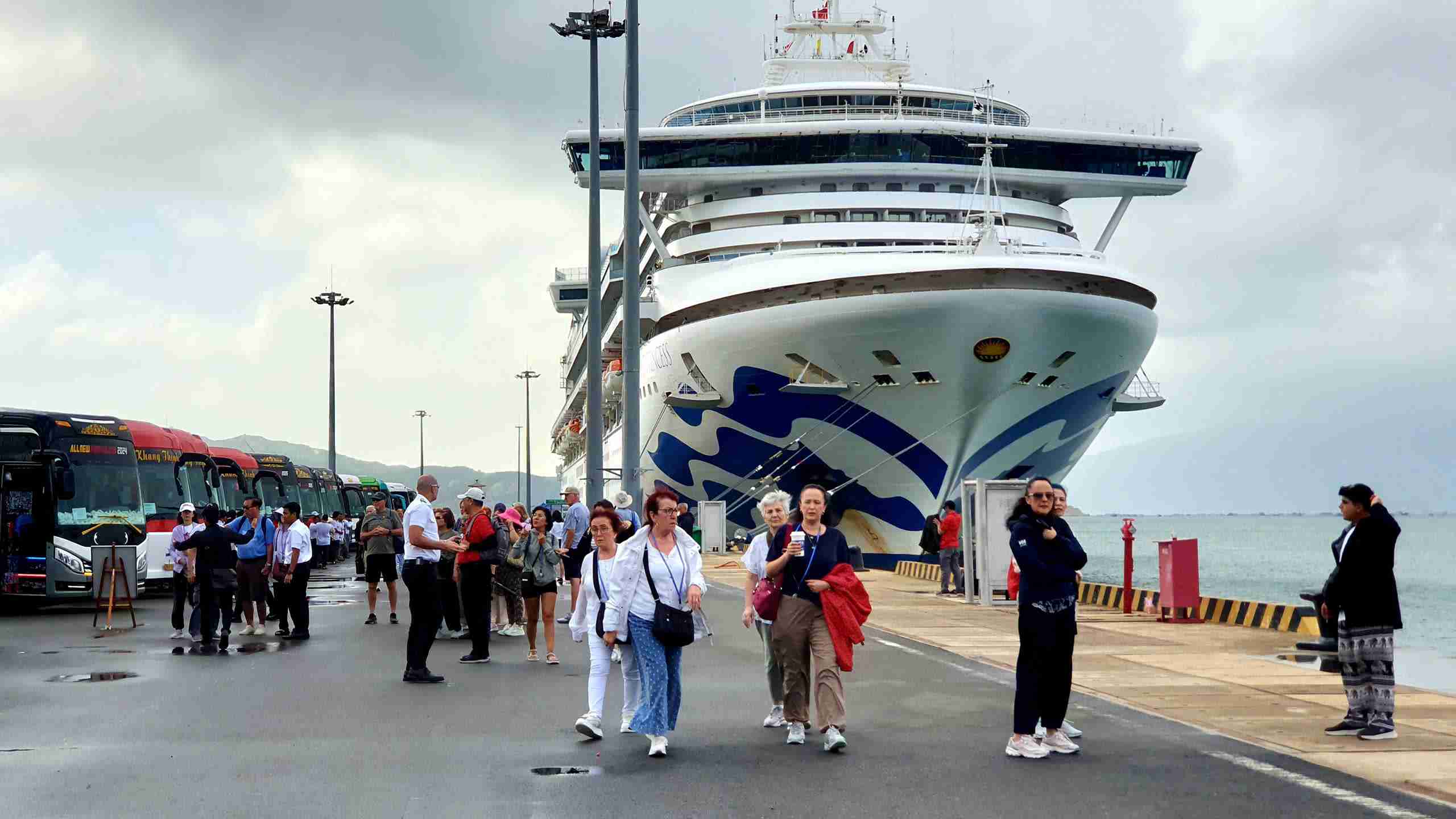 Miles de turistas internacionales llegan a Khanh Hoa en crucero internacional. Foto: Huu Long