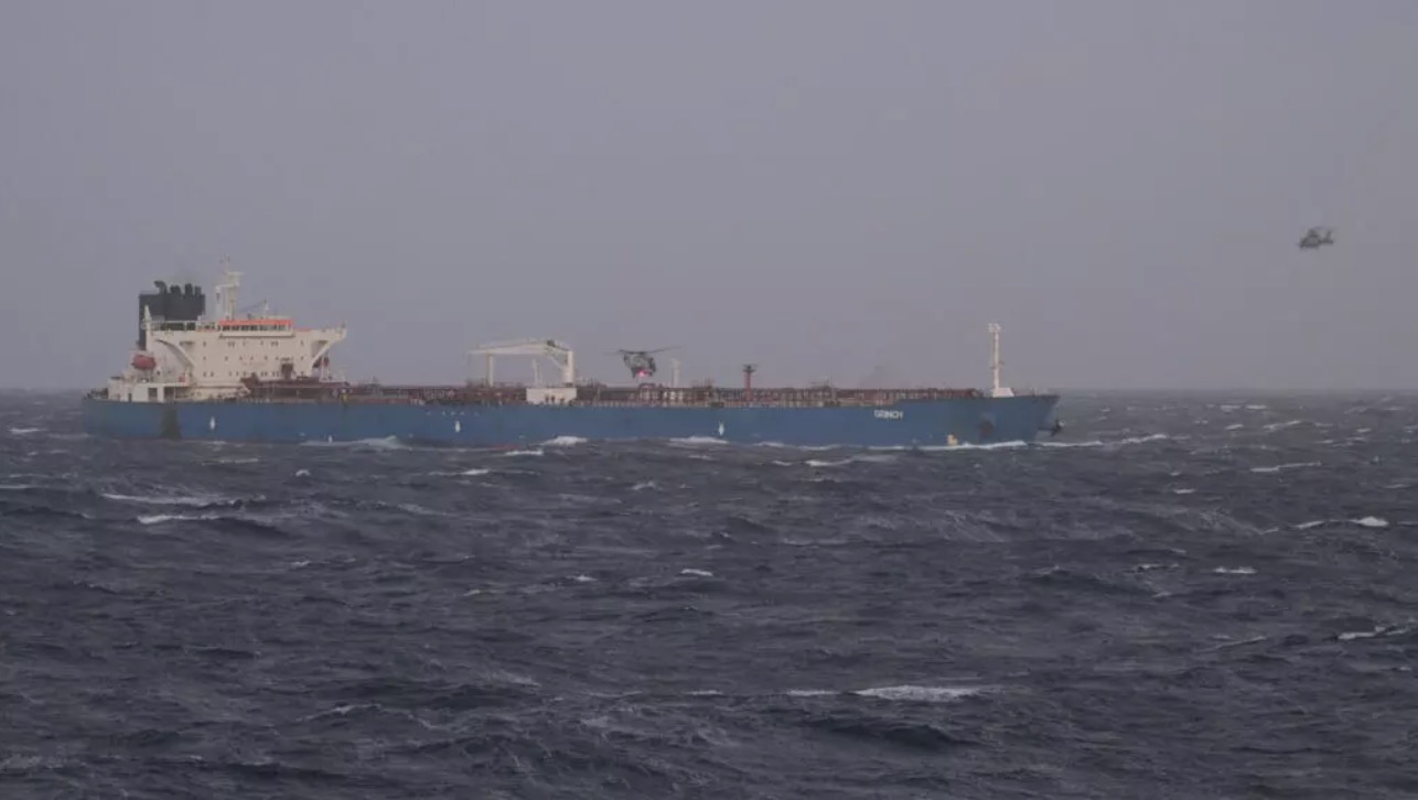 Un petrolier en provenance de Russie arrete par la marine française en Mediterranee. Photo: Armee française