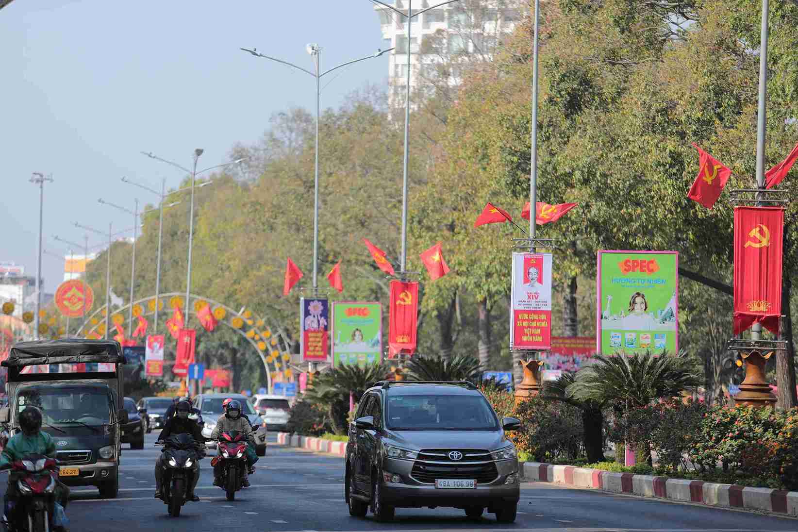 Duong pho trung tam tinh Dak Lak duoc trang tri bai ban trong nhung ngay Dai hoi Dang dien ra. Anh: Long Du