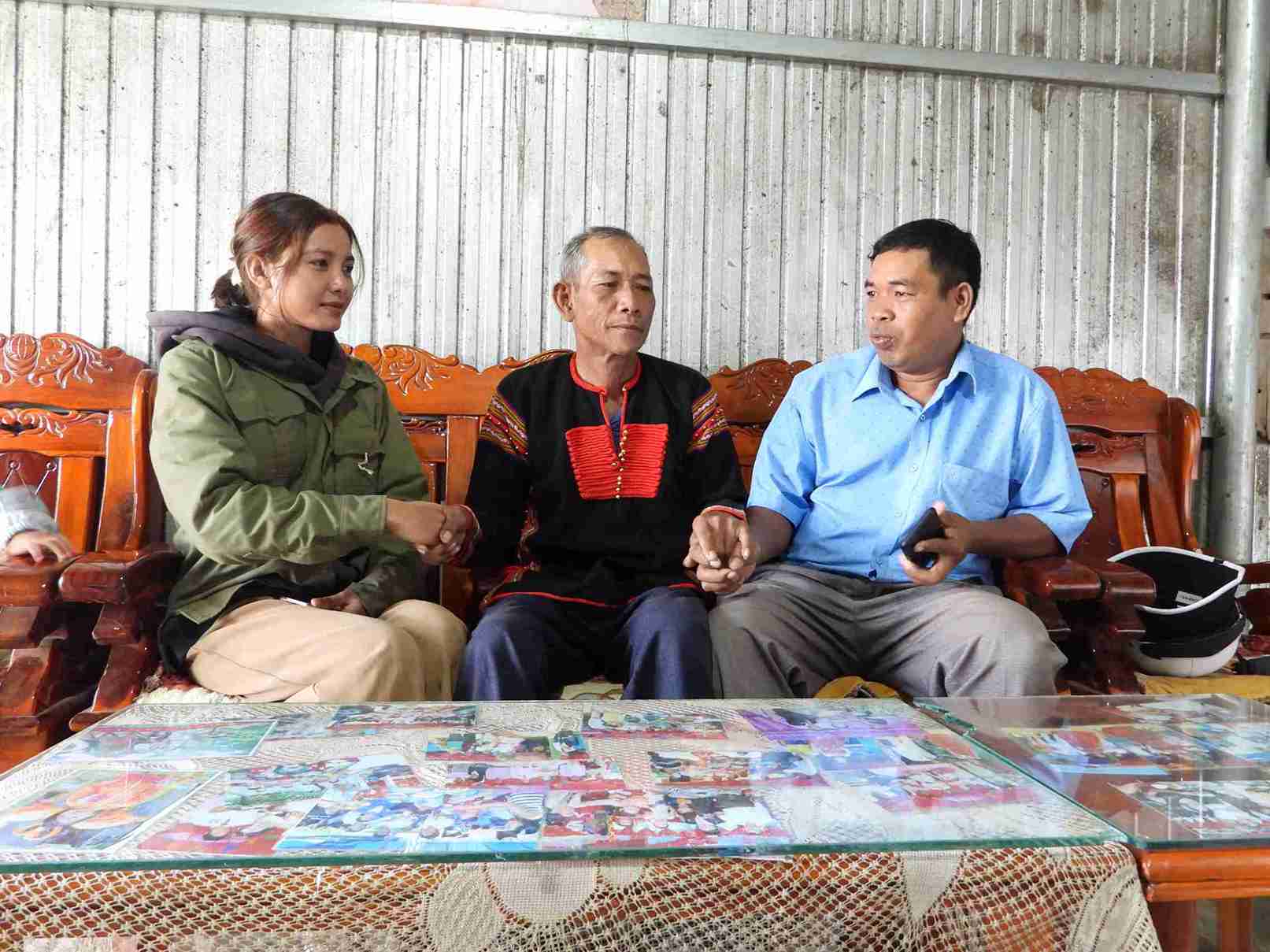 Doi ngu gia lang, nguoi co uy tin dang la canh tay noi dai cua Dang, Nha nuoc va chinh quyen dia phuong. Anh: Long Du