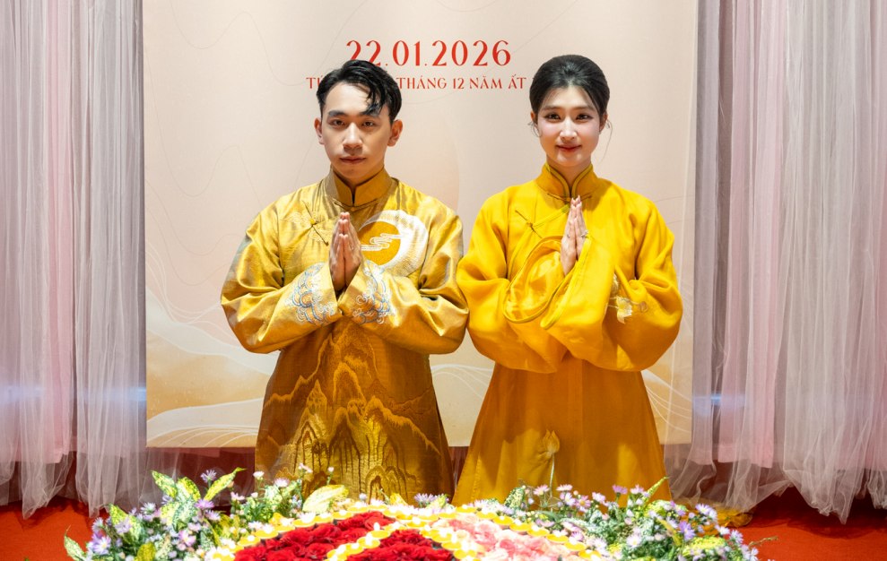 Runner-up Phuong Nhi and her husband perform the Hang Thuan ceremony. Photo: Louis Wu.