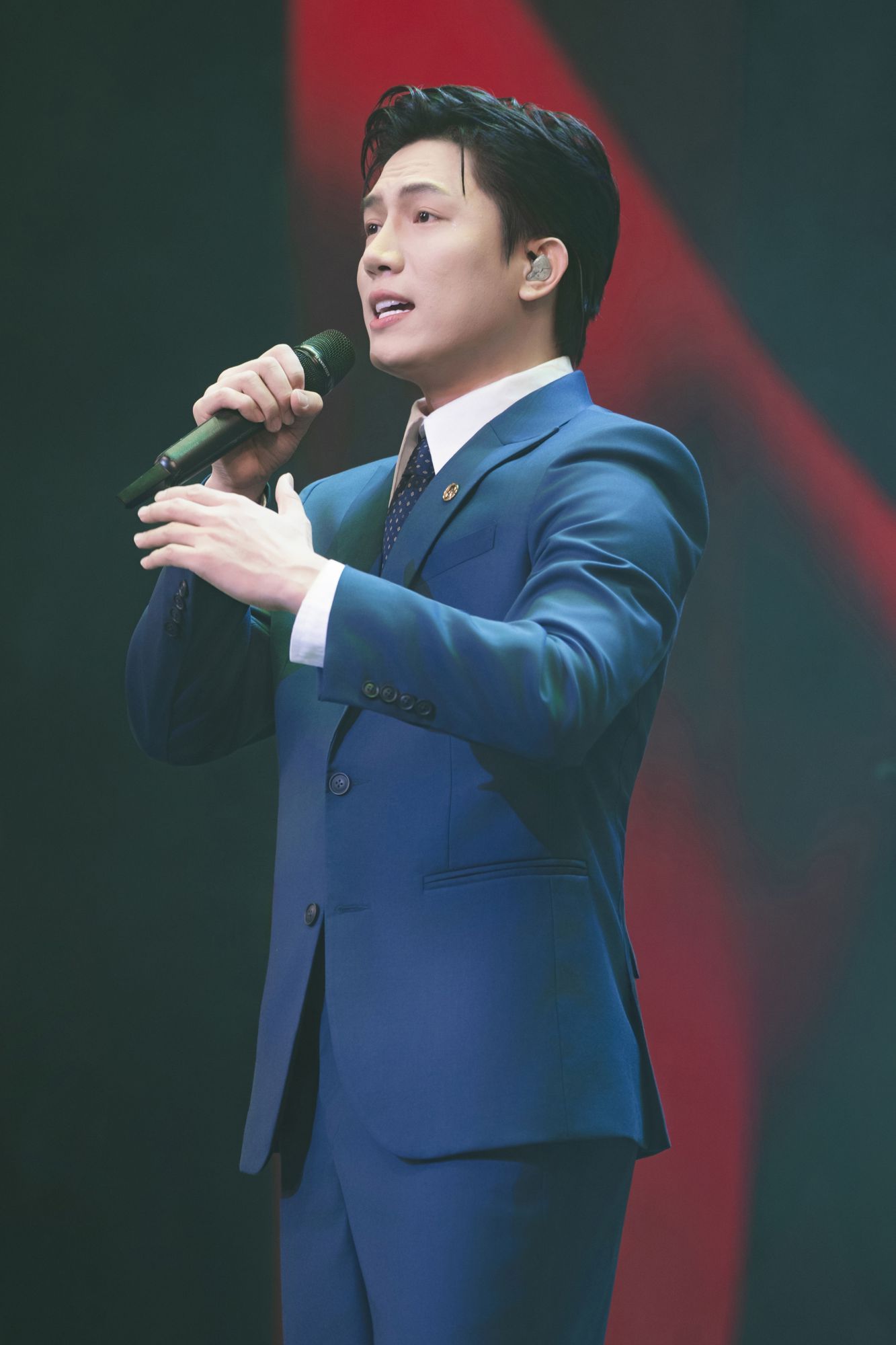 Ca si Anh Tu the hien ca khuc “Thua Dang” do chinh anh sang tac. Anh: Nhan vat cung cap