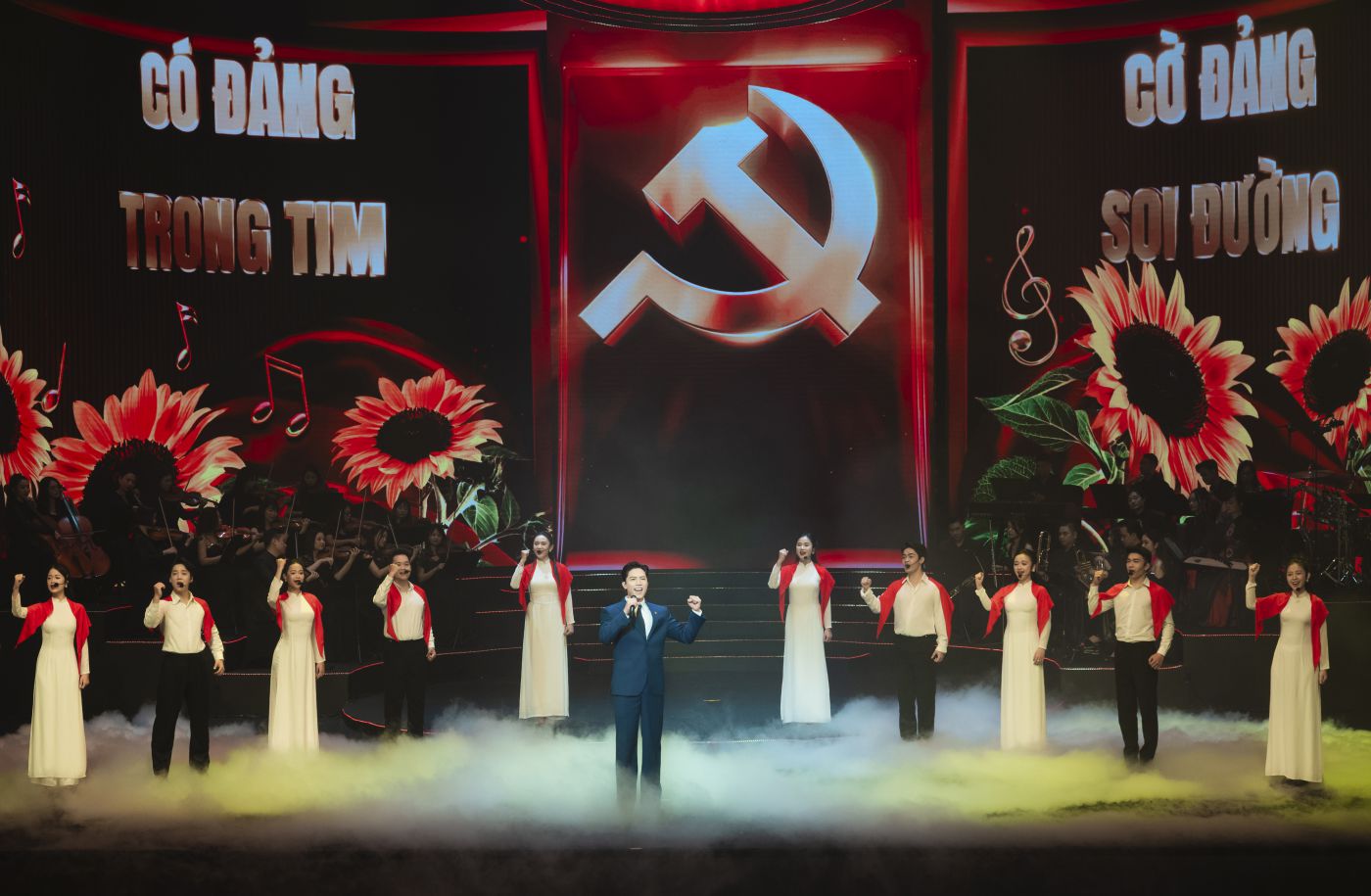 Le chanteur Anh Tu chante dans l'emission "La foi eternelle dans le Parti". Photo: Personnage fourni