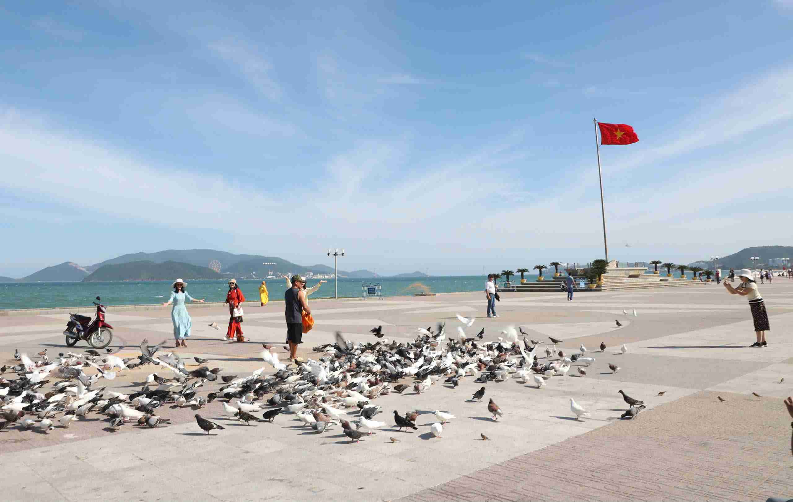 Nhan dan, can bo huu tri va doanh nghiep ky vong lon vao nhung dot pha tu Dai hoi XIV