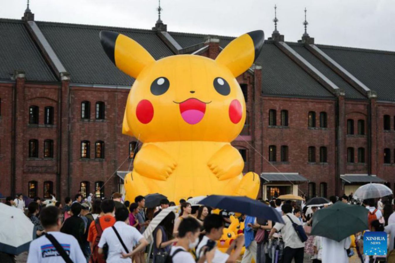 Image d'un Pikachu gonflable expose au Minatomirai a Yokohama, au Japon. Photo : Xinhua